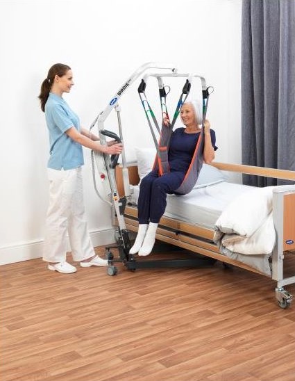carer assisting patient with the Invacare Birdie Evo Mobile Hoist